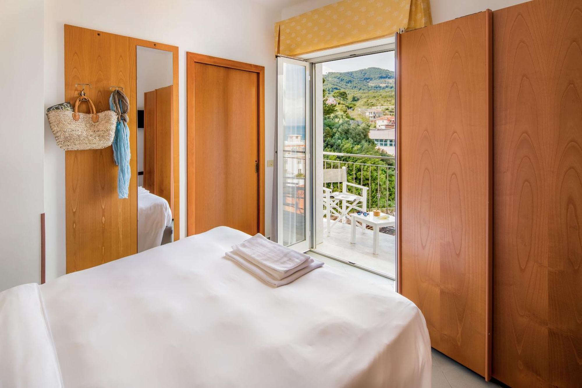 Hotel Tritone Laigueglia Exterior photo