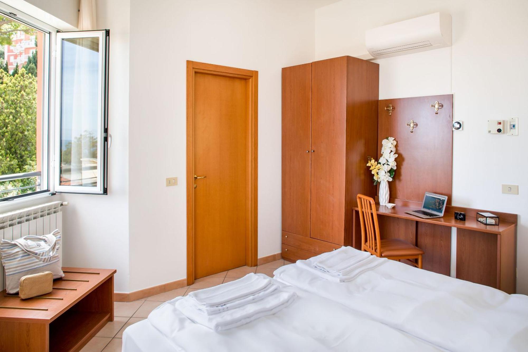 Hotel Tritone Laigueglia Exterior photo