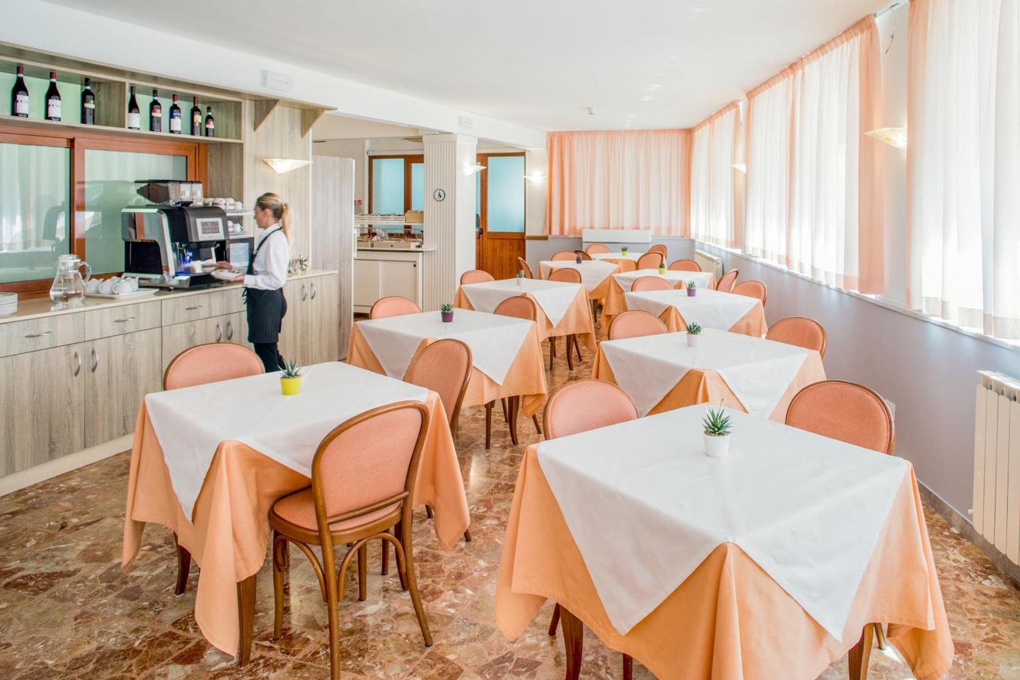 Hotel Tritone Laigueglia Exterior photo