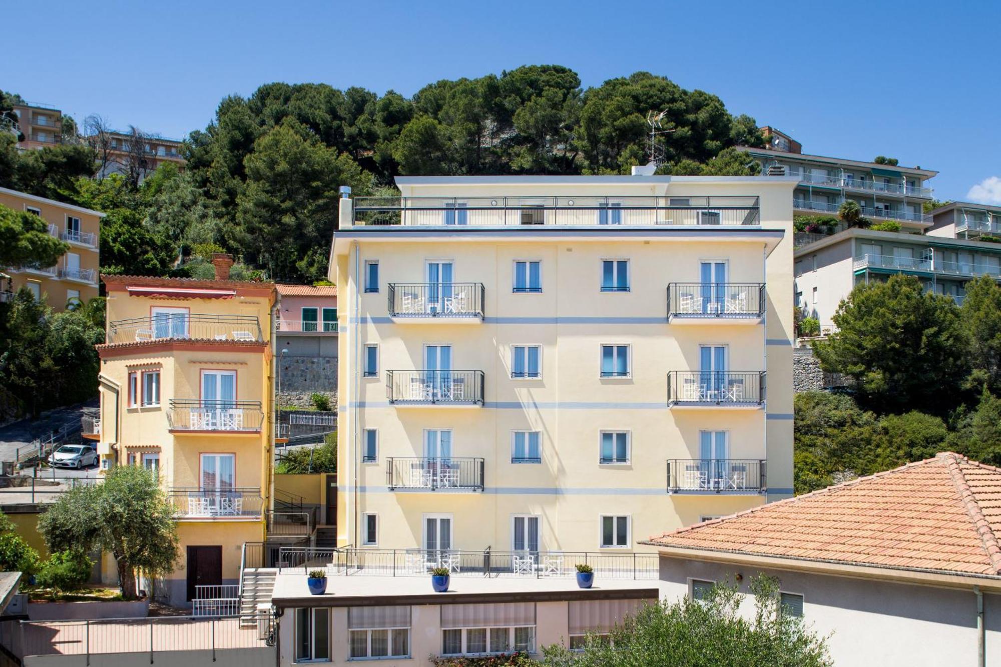 Hotel Tritone Laigueglia Exterior photo